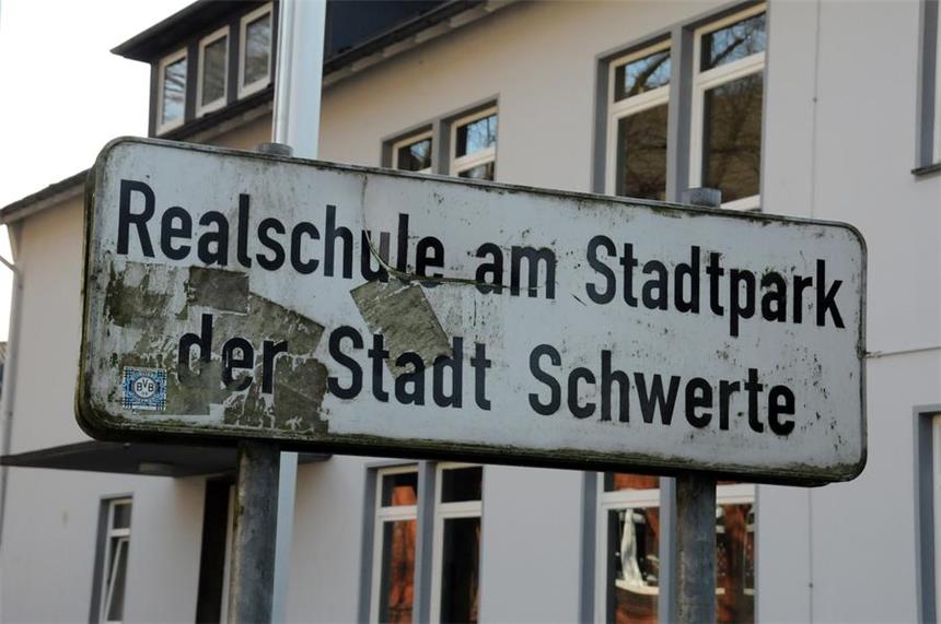 Was Sie zum verseuchten Schulhof wissen müssen Unter dem Schulhof der Realschule am Stadtpark in Schwerte sind krebserregende Stoffe verbaut. Laut Stadt besteht keine Gefahr, Eltern sind jedoch besorgt.