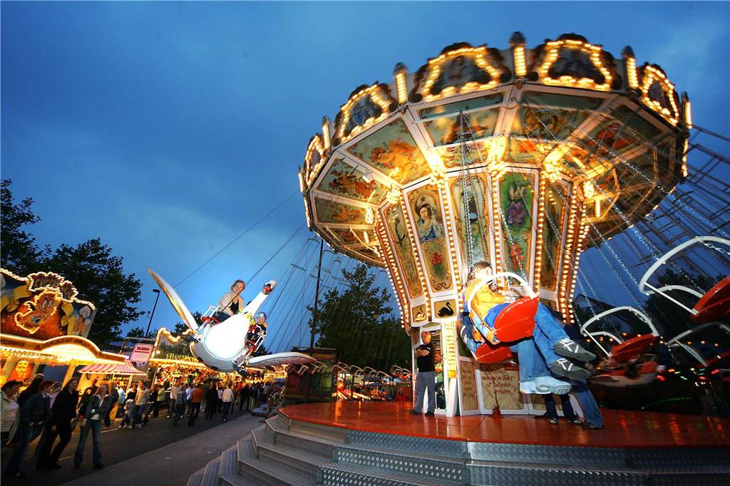 Bartholomäus-Kirmes: Diese Programmpunkte darf man nicht verpassen Unter dem „Schwanenflieger“ wird am Freitag die Kirmes offiziell eröffnet.
