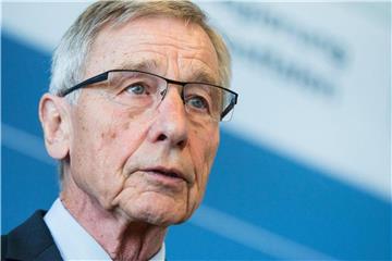 Unter dem Vorsitz des früheren Bundeswirtschaftsministers Wolfgang Clement versuchen die Tarifparteien einen Kompromiss zu finden. Foto: Marcel Kusch