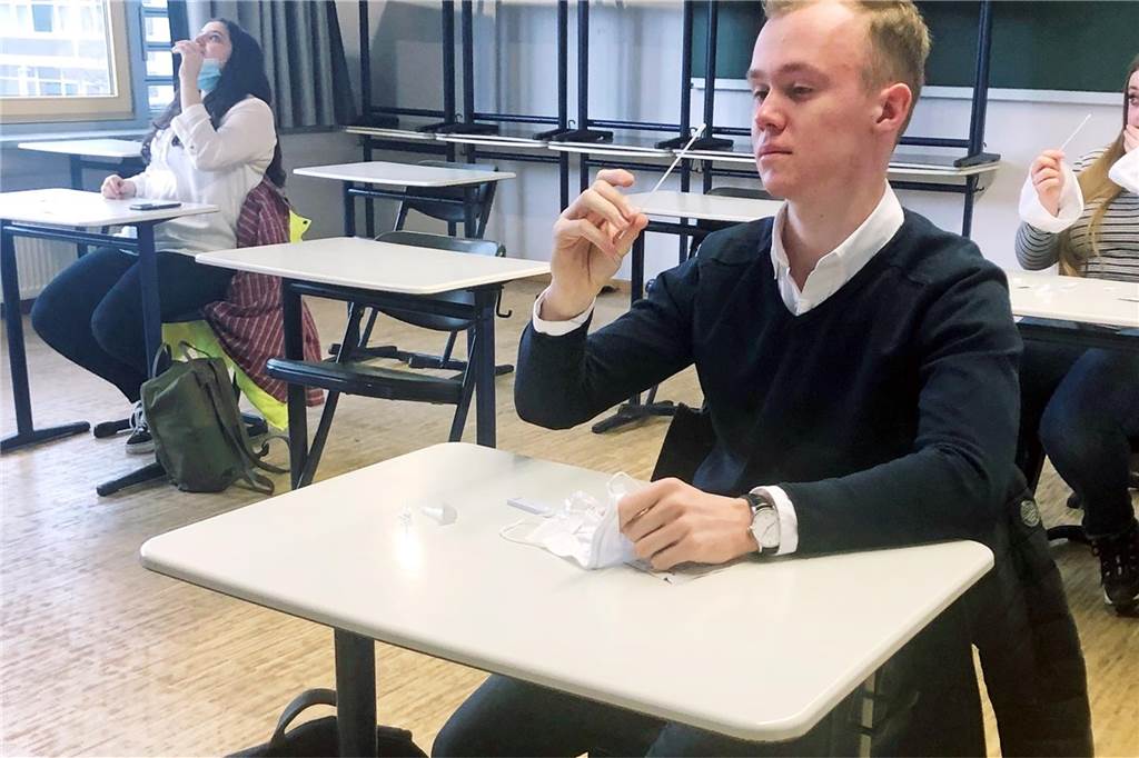 Corona-Liveblog: Mehr Infizierte, Inzidenz angestiegen, ein weiterer Todesfall Unter den Abiturienten in Stadtlohn ist die Testbereitschaft groß. Diese Bild zeigt den Sowi-Kurs des Geschwister-Scholl-Gymnasiums vor wenigen Wochen beim Selbsttest.