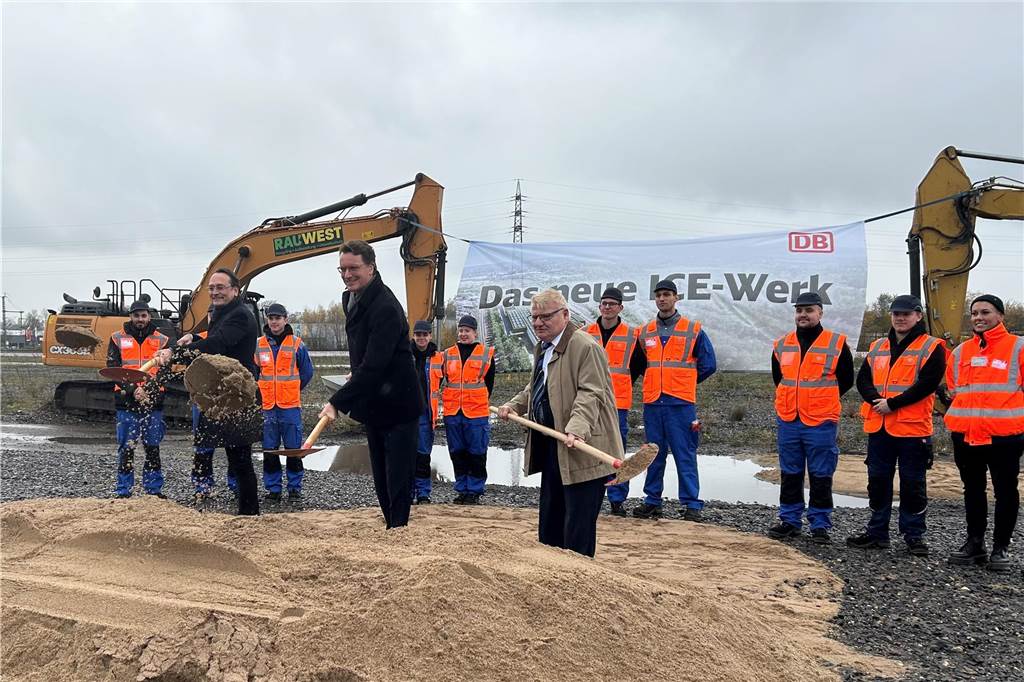 Vom Lost Place zum Ort mit Zukunft: Baustart für ICE-Werk Unter den Augen von Auszubildenden der DB unternahmen DB-Vorstand Michael Peterson, Ministerpräsident Hendrik Wüst und Bürgermeister Norbert Schilff den symbolischen ersten Spatenstich für das ICE-Werk am Dortmunder Hafen.