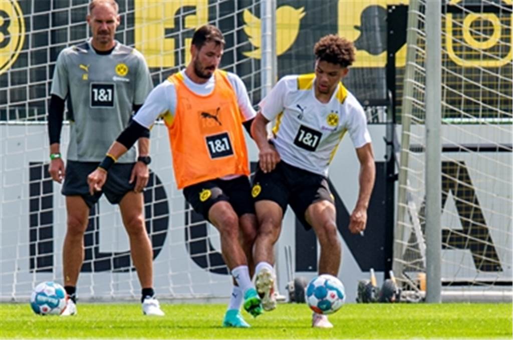 Verheißungsvolle BVB-Zukunft wartet auf Nnamdi Collins – unter einer Voraussetzung Roman Bürki und Nnamdi Collins auf dem Trainingsplatz im Zweikampf.