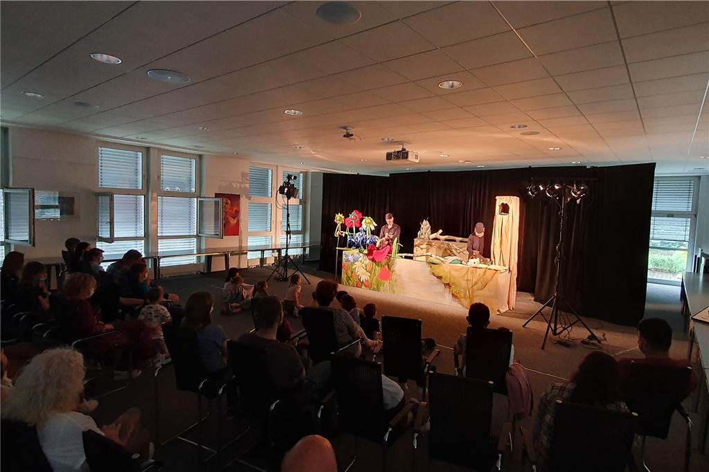 Viele Fotos: Kröte Käthe und Fischotter Otto machen Kinder auf Klimaschutz aufmerksam Blick in das Bürgerforum des Rathauses