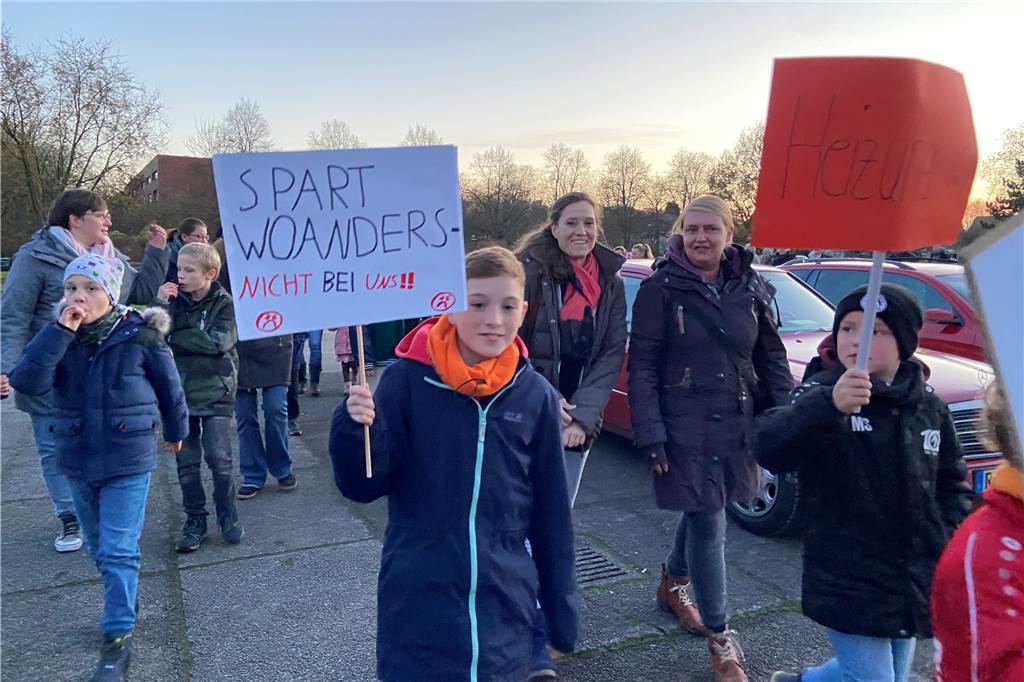 Aktionstag soll Kinder für Hallenbadschließung entschädigen Die Demonstranten bei der Ratssitzung am 24.11. in Castrop-Rauxel.