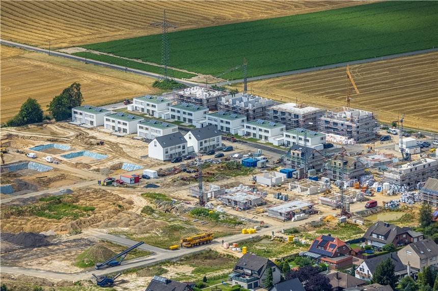 Immobilienexperte Harald Simons: „Viel Bauland liegt einfach so da“ „Unter den Einheimischen gibt es auch große Profiteure. Manche haben sich am alten Häuschen von der Oma eine goldene Nase verdient, von den Baulandbauern ganz zu schweigen“, sagt Experte Harald Simons.