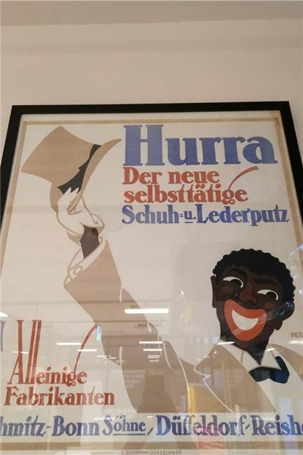 Kunst oder Rassismus? Wirbel um Plakate im Rewe-Markt Unter den historischen Plakaten, die für Aufsehen gesorgt haben, hängt nun ein Informationstext.