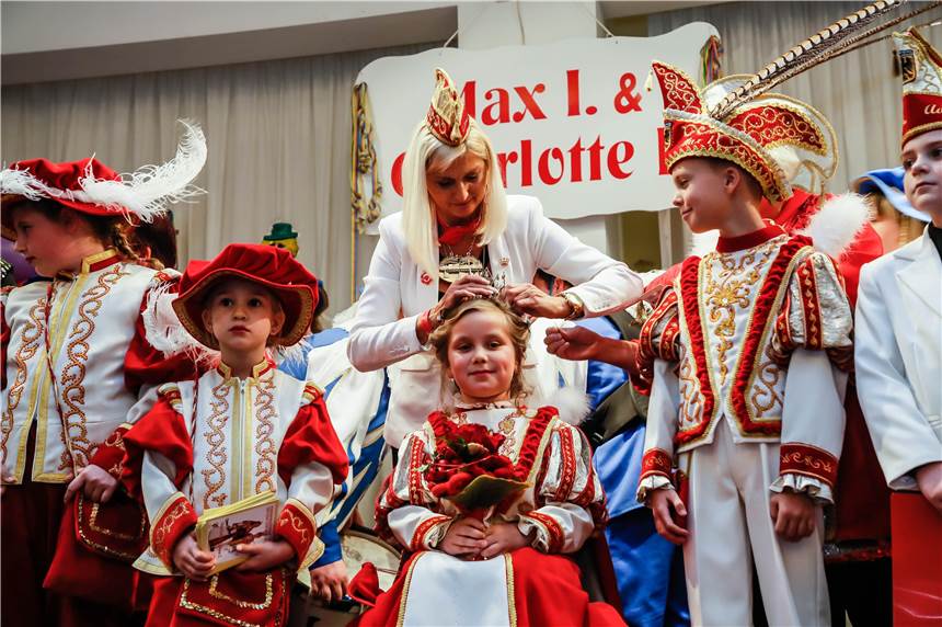 Für Max I. und Charlotte I. hat Regentschaft als Kinderprinzenpaar offiziell begonnen Unter den wachsamen Augen von Prinz Max bekommt Prinzessin Charlotte ihr Krönchen bei der Inthronisation des Kinderprinzenpaares im Rathaus.