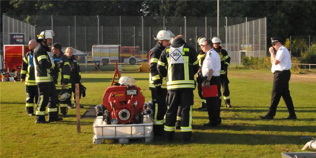 Viele Fotos: Feuerwehren messen sich – und pflegen die Kameradschaft Unter den wachsamen Blicken der Schiedsrichter müssen die Feuerwehren beim jährlichen Leistungsnachweis in Gruppen verschiedene Aufgaben lösen. Im Mittelpunkt stehen aber der Austausch und die Kameradschaftspflege.