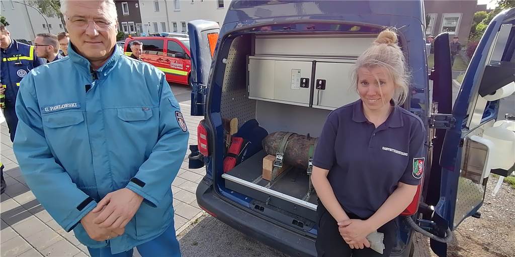 Blindgänger in Castrop-Rauxel: Bombe in 4,5 Meter Tiefe entschärft Unter der Aufsicht von Uwe Pawlowski hat Munitionsfachräumarbeiterin Patricia Heyne die Bombe in Ickern entschärft.