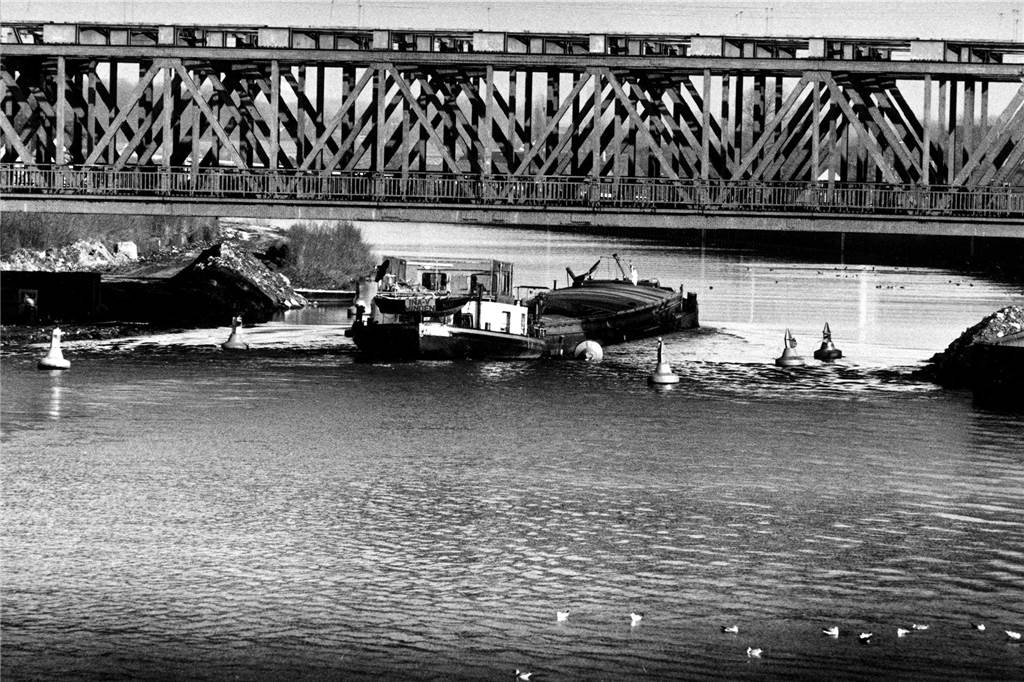 Unter der Eisenbahnbrücke fuhren die Schiffe in den Preußenhafen ein.
