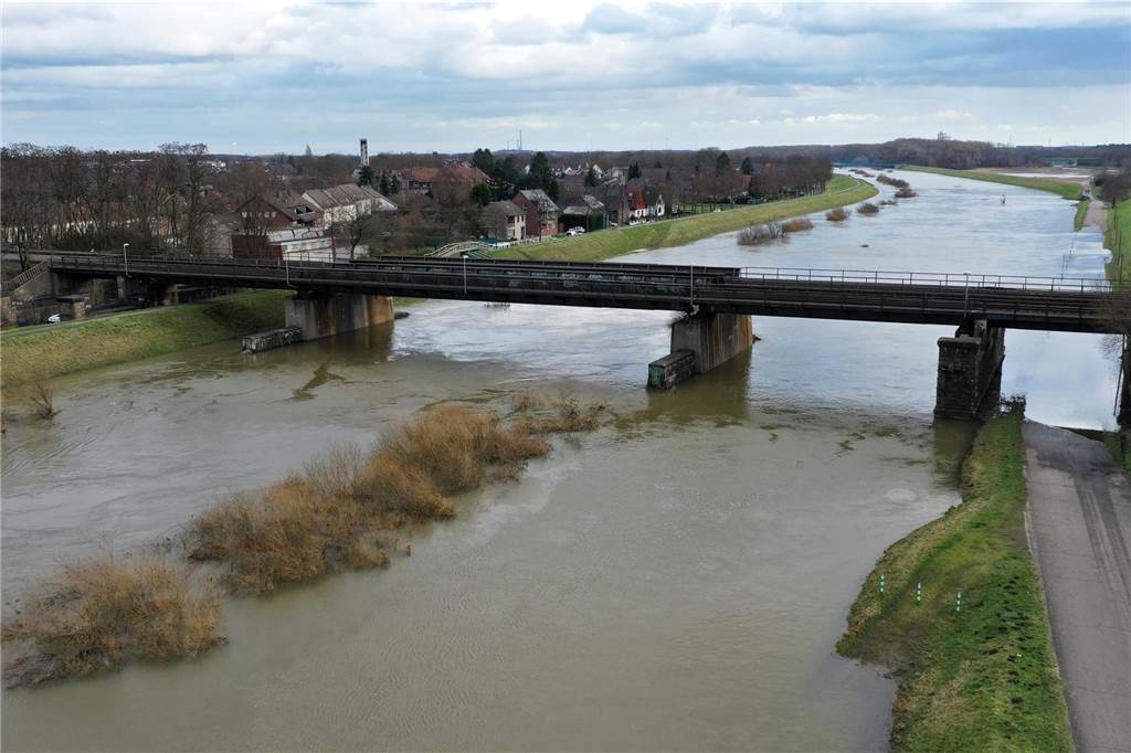 Vor einem Jahr: Lippe-Pegel stieg in Dorsten über 10 Meter Die Eisenbahnbrücke in Hervest mit Hochwasser