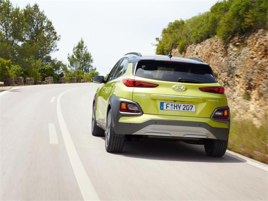 Hyundai Kona im Test: Stadt, Land, Strand Unter der Haube wird es zum Verkaufsstart nur zwei Benziner geben. Im kommenden Jahr soll der kleine Geländewagen als E-Mobil kommen. Foto: Hyundai/dpa