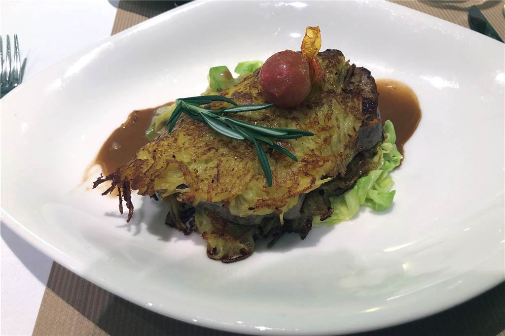 Hotel Hermannshöhe liefert ein leckeres Rundum-sorglos-Paket für den Frühling Unter der Kartoffelkruste stecken zarte Kalbsmedaillons.