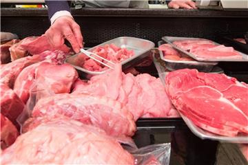 Unter der Lupe der Verbraucherschützer: Fleisch in der Auslage eines Supermarkts. Foto: Armin Weigel