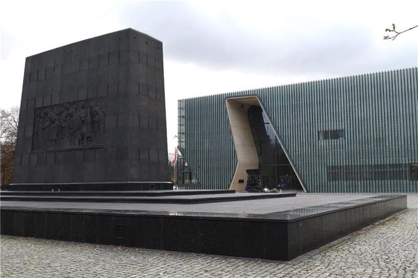 Streetart-Galerie erinnert an Geschichte polnischer Juden Unter der Schirmherrschaft des Polin Museums erinnert eine neue Streetart-Galerie die Geschichte einer Auswanderungswelle polnischer Juden. Foto: Radek Pietruszka, PAP