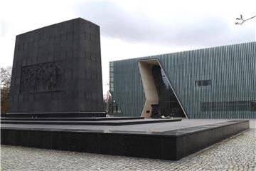 Unter der Schirmherrschaft des Polin Museums erinnert eine neue Streetart-Galerie die Geschichte einer Auswanderungswelle polnischer Juden. Foto: Radek Pietruszka, PAP
