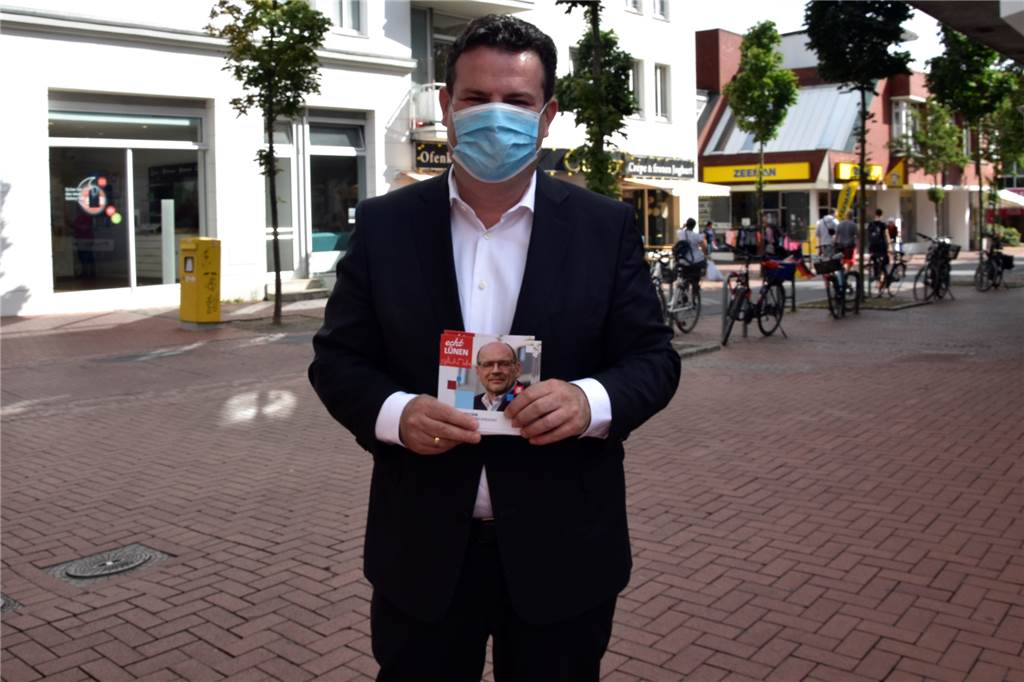 Wahlkampf mit Maske: Bundesarbeitsminister Hubertus Heil in Lünen Unter der Schutzmaske war Bundesarbeitsminister für viele Passanten in der Lüner Fußgängerzone nicht sofort erkennbar: Hubertus Heil half der Lüner SPD am Samstag beim Wahlkampf.