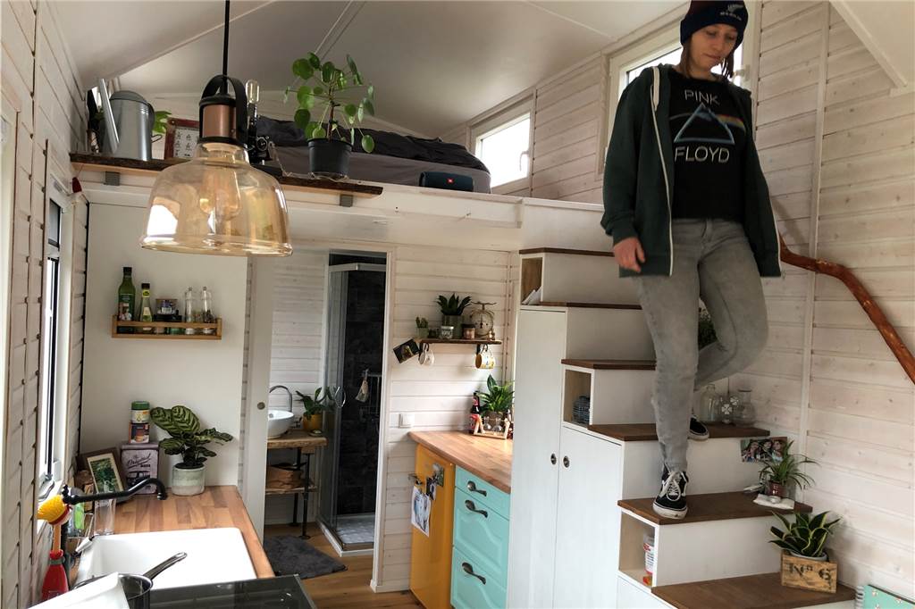 Unter der Treppe zum Schlafbereich bieten Schränke jede Menge Stauraum.