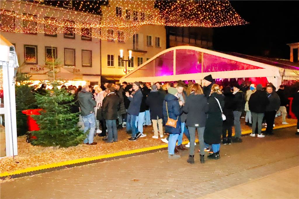 „Nicht barrierefrei“: Pascal Konert (37) kritisiert Winterzauber Viele Menschen halten sich zwischen den beiden Zelten des Dorstener Winterzaubers auf dem Marktplatz in der Altstadt auf.