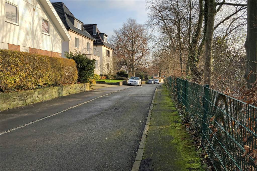 Parkchaos bei BVB-Spielen: „Die Menschen wedeln mit 20-Euro-Scheinen“ Unter der Woche ist hier nicht viel los. Bis zum Stadion sind es von hier aus zu Fuß nur ein paar Minuten. Daher ist ganz Schönau attraktiv für viele Fans, die mit dem Auto anreisen.