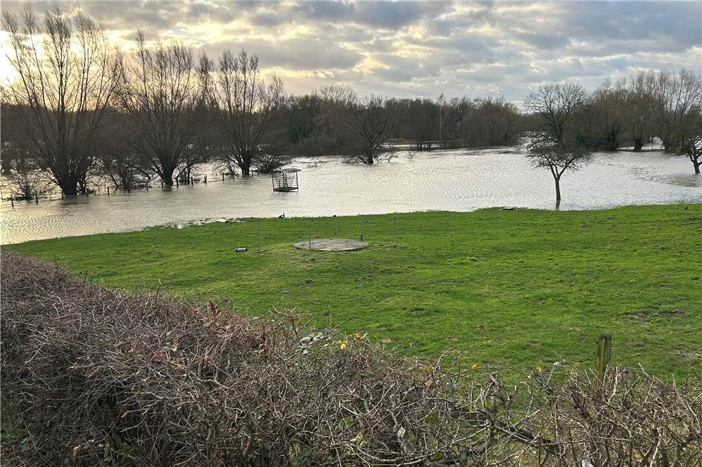Hochwasser trifft auch die Landwirte: „Hatte noch Glück, nicht gesät zu haben“ Feld mit darunter liegender Kläranlage.