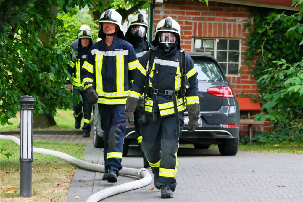 Wieder ein Einsatz für die Südlohner Feuerwehr Unter Einsatz von Atemschutz bekämpfte die Feuerwehr den Brand.