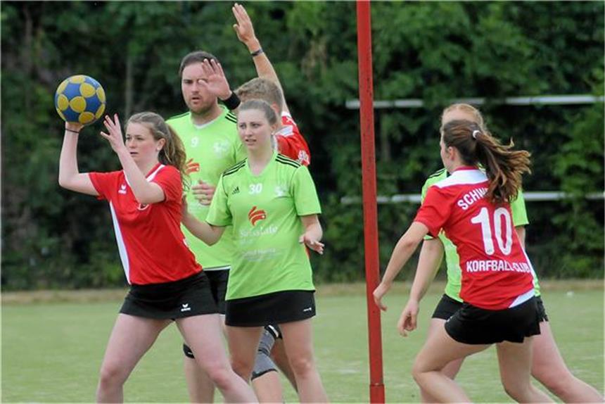 Premiere: Körbe unter freiem Himmel Unter freiem Himmel, wie hier beim Verbandsliga-Turnier im Vorjahr bei der Feldsaison, geht am Wochenende der Sommercup der Korfballer im Stadion an der Bahnhofstraße über die Bühne.