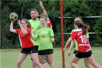 Unter freiem Himmel, wie hier beim Verbandsliga-Turnier im Vorjahr bei der Feldsaison, geht am Wochenende der Sommercup der Korfballer im Stadion an der Bahnhofstraße über die Bühne.