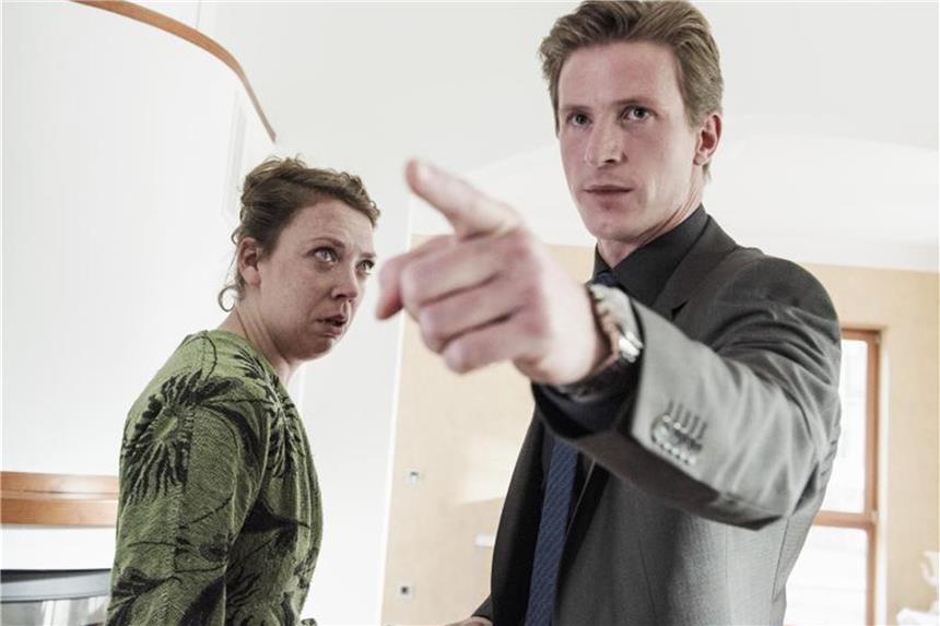 Tatort: Unter Kriegern „Unter Kriegern“ mit Meike (Lina Beckmann) und Joachim Voss (Golo Euler). Foto: HR/Bettina Müller