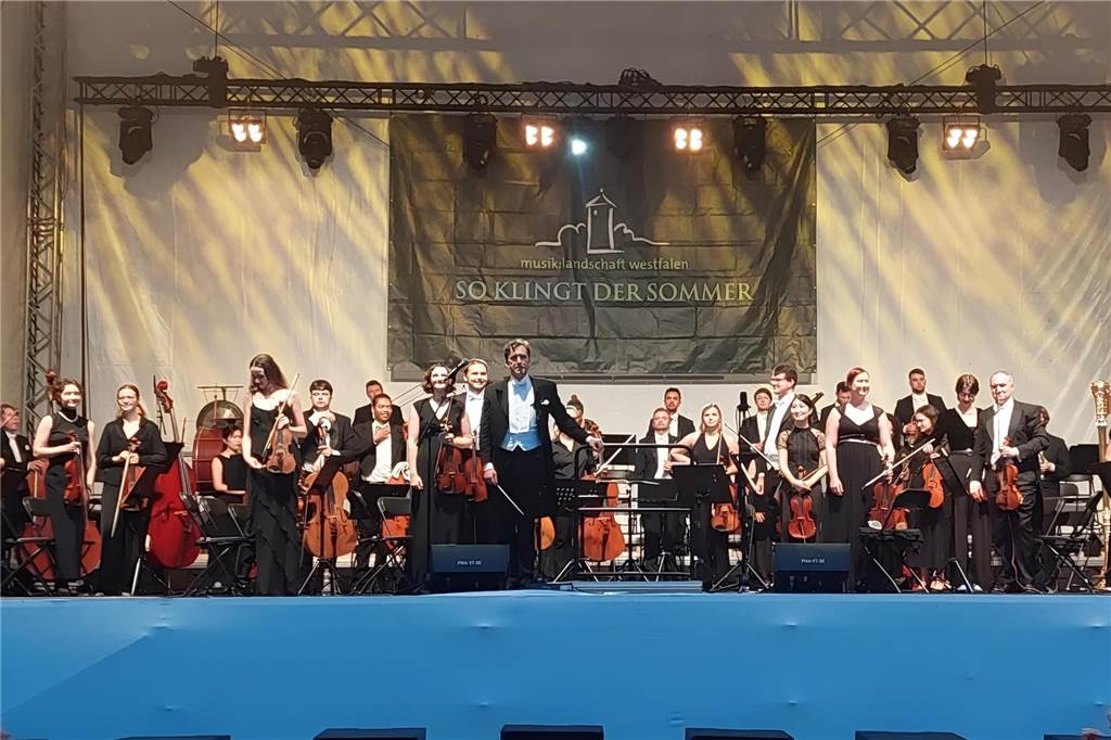 Höhner begeisterten bei Konzert am Raesfelder Schloss Unter Leitung des Wiener Dirigenten Michael Zlabinger präsentierte die Musiklandschaft das international besetzte Orchester Festival-Philharmonie Westfalen vor rund 500 Zuschauern mit Highlights der klassischen Musik.