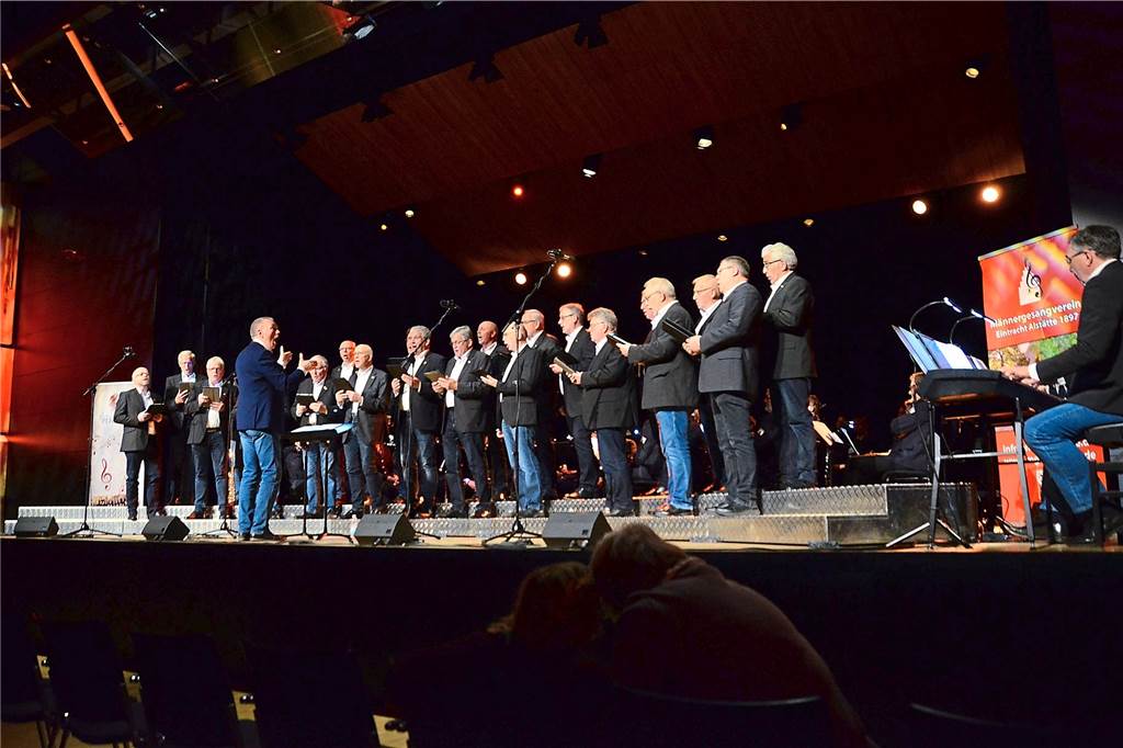 „Musik, die nie verklingt“ – ein Konzert mit viel Pep und Schwung Unter Leitung von Henk Zwart sang der Männergesangverein Alstätte Leonhard Cohens „Halleluja“, das auf eine seltsam raue Art daherkam und genau deshalb interessant wirkte.