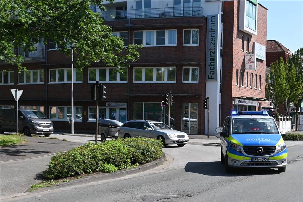 Unter Polizeibegleitung ging es für die Kolonne am Rathaus los.