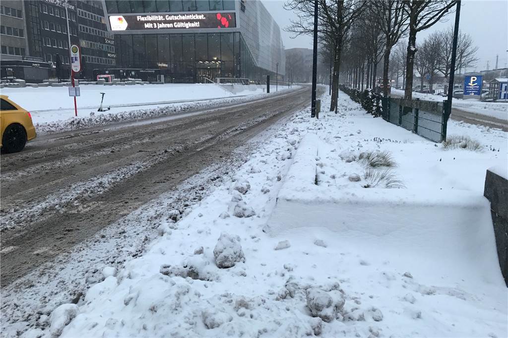 Schnee und Eis legen Flughafen und A2 in Dortmund lahm Unter Schnee und Schneematsch hat sich eine Eisschicht gebildet - das macht die Lage auf den Straßen in Dortmund, hier am Wall/Höhe Hauptbahnhof, so gefährlich.