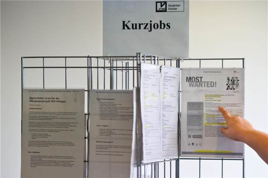 Nebenjobs für Schüler ab 13 Jahren erlaubt Unter Schülern und Studenten sind Ferienjobs besonders beliebt, um sich etwas dazuzuverdienen. Foto: Daniel Bockwoldt