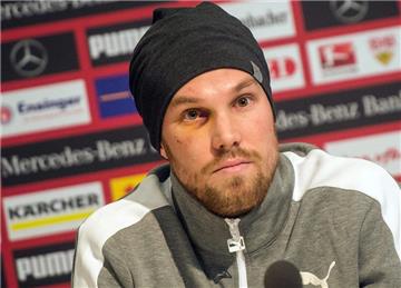 Unter Tränen gibt der ehemalige Spieler des VfB Stuttgart Kevin Grosskreutz am im März im Vereinsheim des VfB in Stuttgart (Baden-Württemberg) im Rahmen einer Pressekonferenz ein Statement ab.
