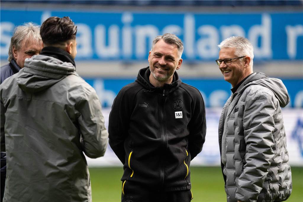 BVB-U23 stellt den Anschluss ans Drittliga-Mittelfeld her : „Das stärkt uns enorm“ Jan Zimmermann steht auf dem Rasen und spricht mit seinen Spielern.