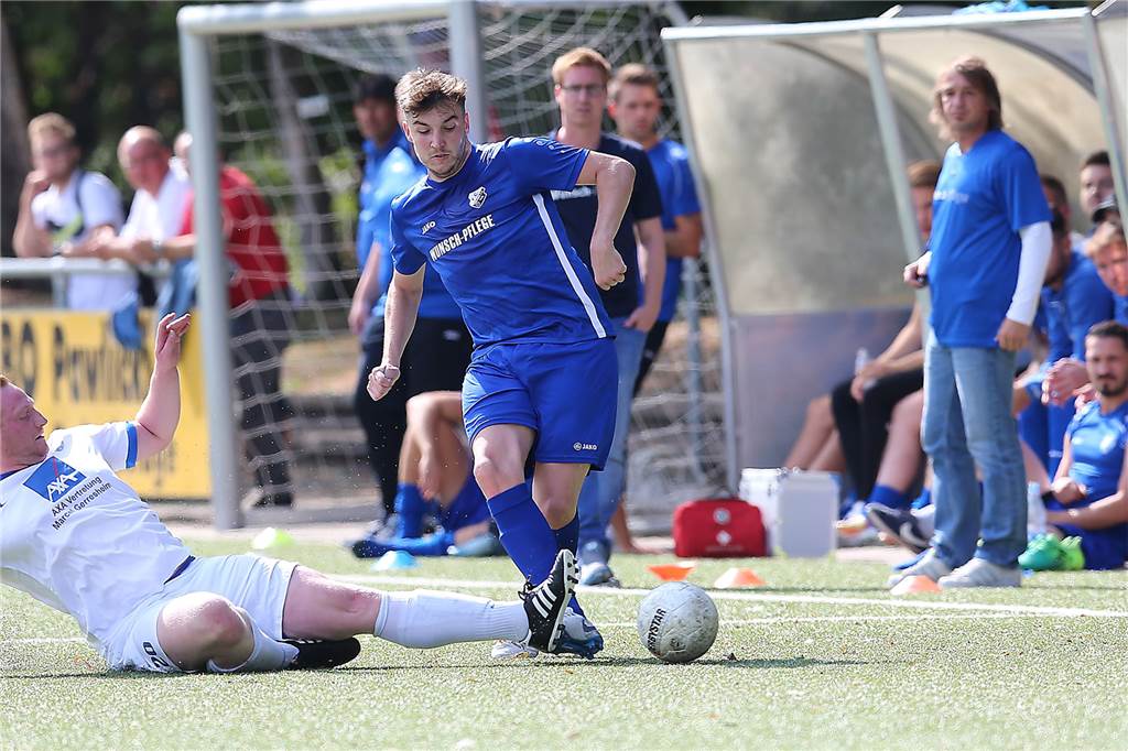 FC Castrop-Rauxel: Kapitän wollte eigentlich den Verein wechseln Unter Trainer Michael Wurst (r.) spielte Marc Flaczek (blaues Trikot) bereits beim FC Frohlinde. Jetzt ist Wurst Coach des FC Castrop-Rauxel.