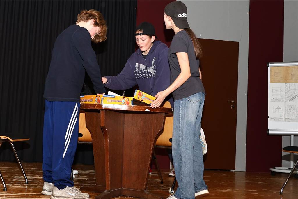 Unter viel Applaus hat die Theater-AG am Halterner Joseph-König-Gymnasiums die Premiere ihres neuen Stücks „Hilfe! Die Herdmanns kommen“ gefeiert. Wir zeigen die besten Fotos.