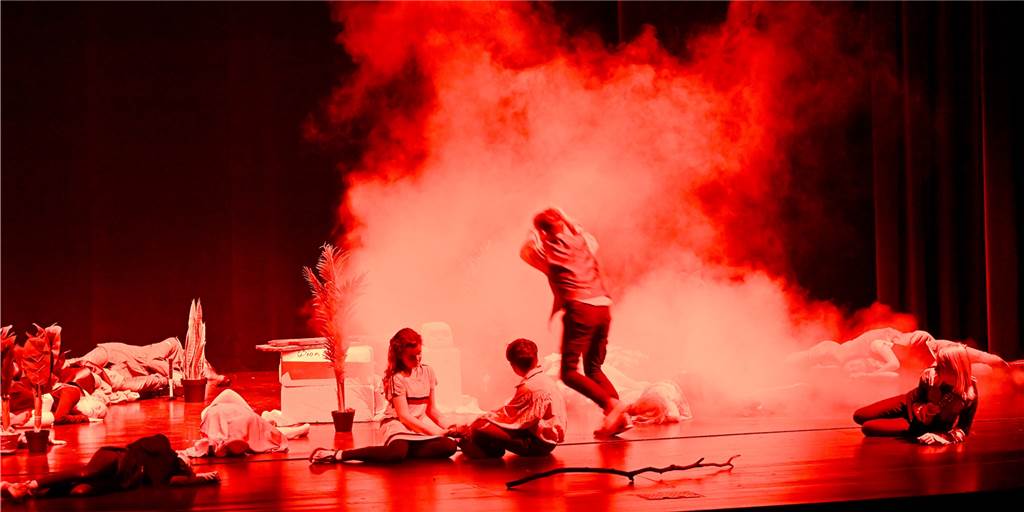 Junges Theater in Lünen: Schüler geben Einstand mit kritischer Corona-Fabel Unter vollem Einsatz der Bühnentechnik spielen die „Theaterzwerge 1“ des Gymnasiums Lünen-Altlünen zum Auftakt des Festivals Junges Theater Lünen.