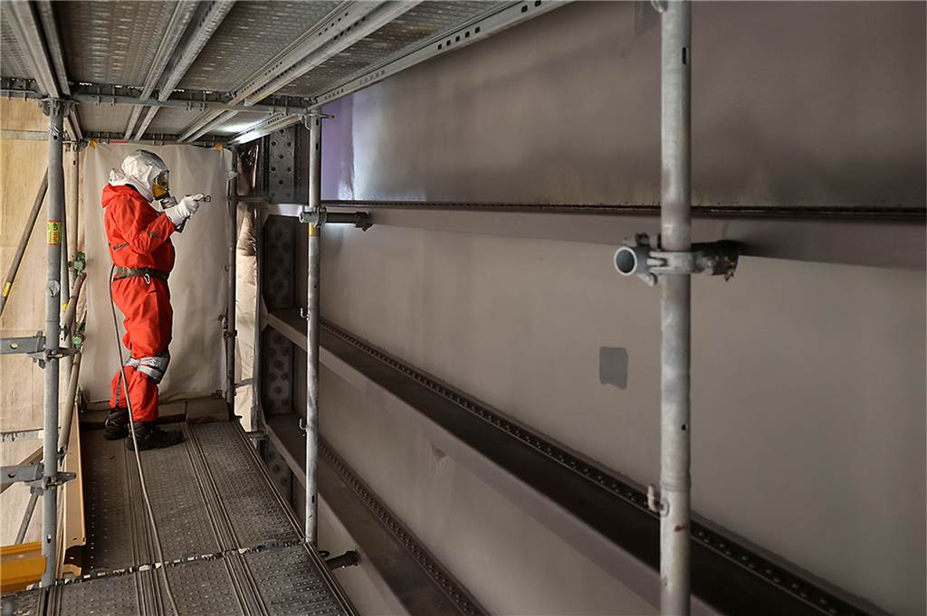 Dortmunder retten eines der beliebtesten Bauwerke des Ruhrgebiets vor Verfall Unter Vollschutz und hinter einer dichten Abdeckung liefen die Sanierungsarbeiten am Gasometer Oberhausen.