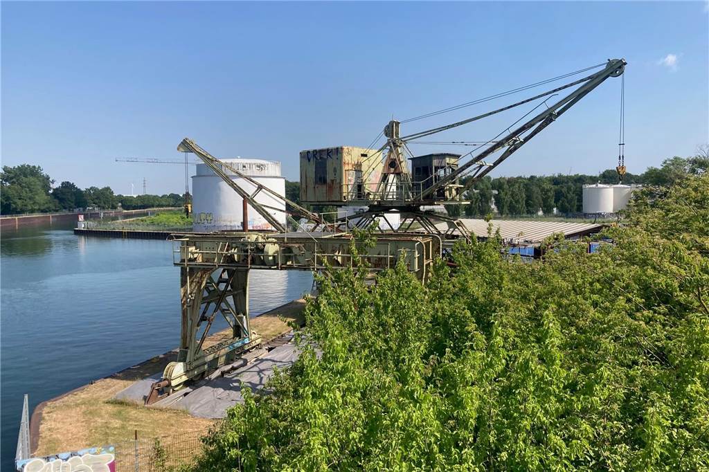 „Hafenspaziergang“ führt auch übers Wasser: Aktionstag zeigt Wandel Ein historischer Portalkran steht auf dem Gelände des Dortmunder Hafens.