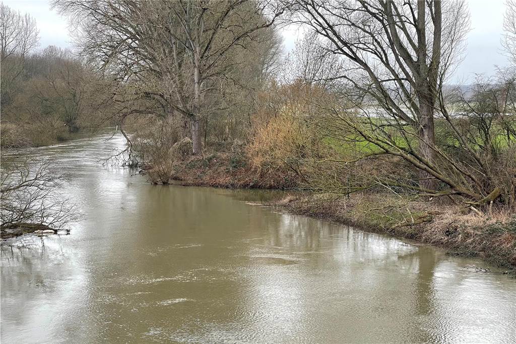 Tragischer Unfall: Mann stürzte vor den Augen der Enkelin in die Horne Unterhalb der Kamener Straße mündet die Horne in die Lippe (rechts).