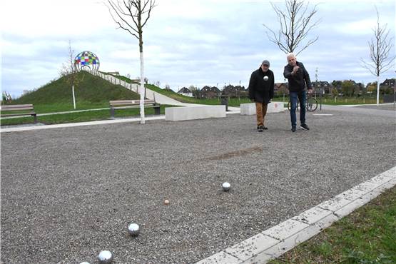 Boulespieler einsatzbereit - wann sind es die Boulebahnen im Selmer Auenpark?