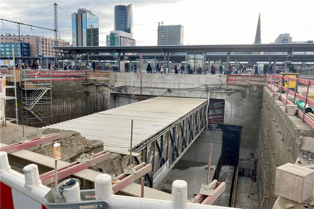 Rathaus, Bahnhof, Kampstraße: die zehn wichtigsten Dortmunder Bauprojekte Unterhalb der schon fertigen neuen Bahnsteige wird aktuell am neuen Nordausgang des Hauptbahnhofs gearbeitet.