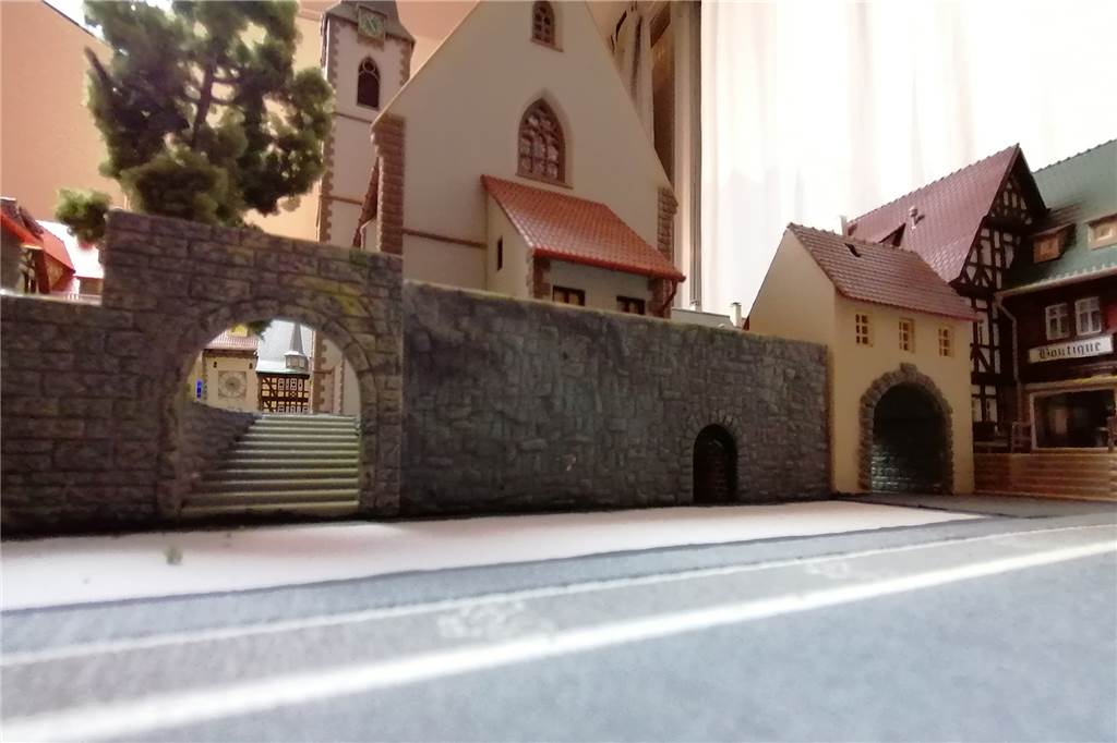 Modellbau boomt: Im fiktiven Tremberg spielen Geschichten aus dem Leben Unterhalb des Kirchenhügels an der Hauptstraße liegt der Eingang in den Remigius-Bräu-Keller. Davor entsteht ein Biergarten.
