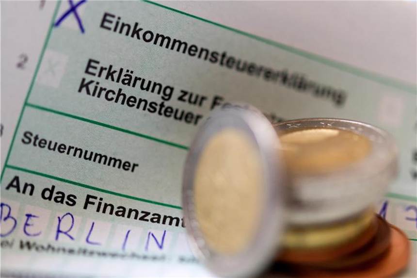 Unterhaltszahlungen können steuerlich geltend gemacht werden Unterhaltszahlungen lassen sich steuerlich geltend machen. Anerkannt werden Ausgaben bis zur Höhe des steuerfreien Existenzminimums, das in diesem Jahr bei 9.000 Euro liegt. Foto: Monika Skolimowska