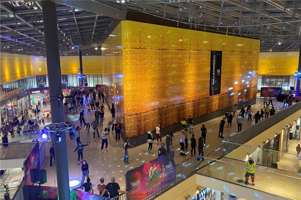 Rollerdisco in der Thier-Galerie war ein riesiger Erfolg Unterm Dach der Thier-Galerie in Dortmund ging es wieder rund. An drei Tagen verwandelte sich die Dreiecksfläche in dem Einkaufszentrum in eine Rollerdisco.