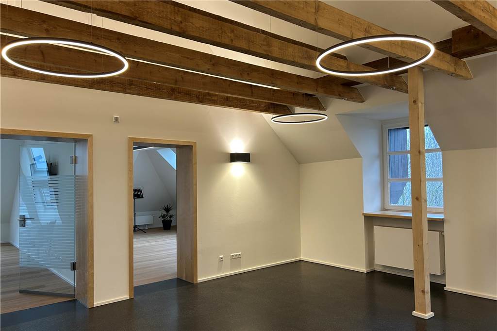 Umbau der Burg Botzlar zum Bürgerzentrum: „Wollten nicht alles umkrempeln“ Unterm Dach gibt es jetzt keine Hausmeisterwohnung mehr. Zwei Räume gibt es nun, die unter anderem von der VHS und der Musikschule genutzt werden. Der Heimatverein hat ein eigenes Büro.