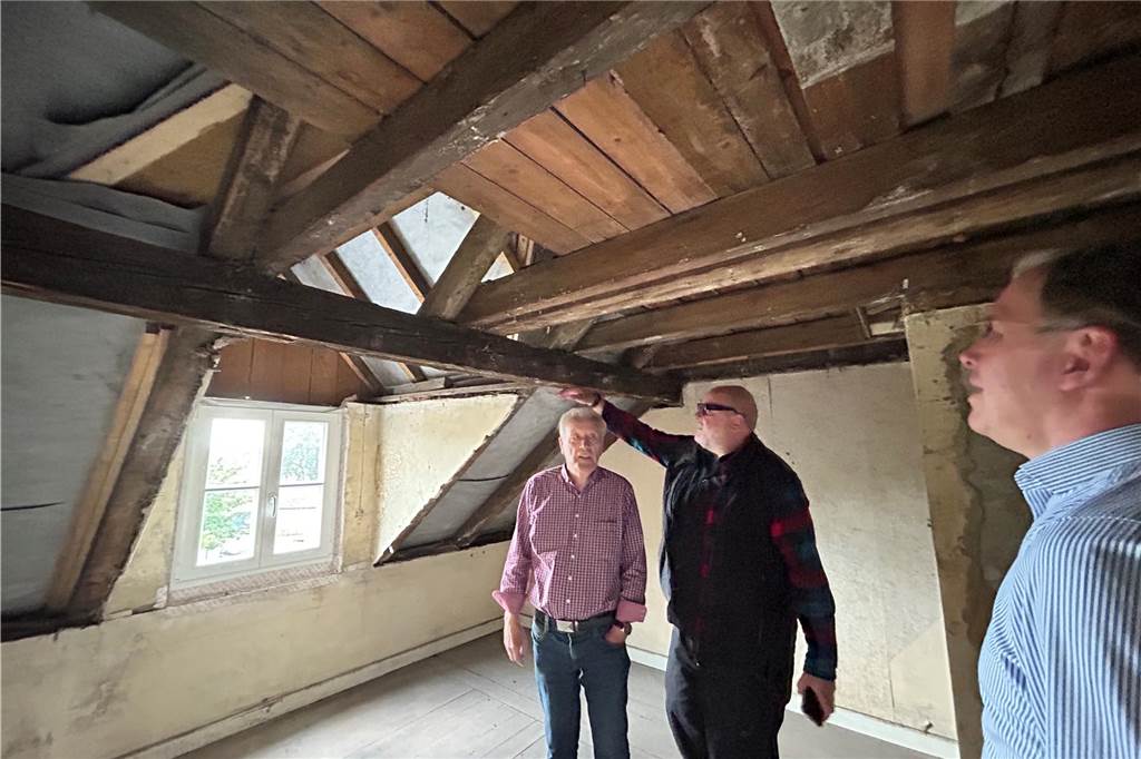 Bahnhof öffnet Türen: Schalterhalle seit 48 Jahren im Dornröschenschlaf Gebälk im Dachgeschoss