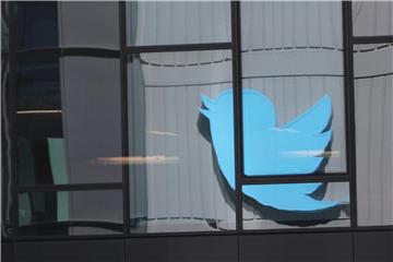 Unterm Strich ergab sich ein Verlust bei Twitter von gut 21 Millionen Dollar nach einem Fehlbetrag von 103 Millionen Dollar im Vorjahresquartal. Foto: Christoph Dernbach